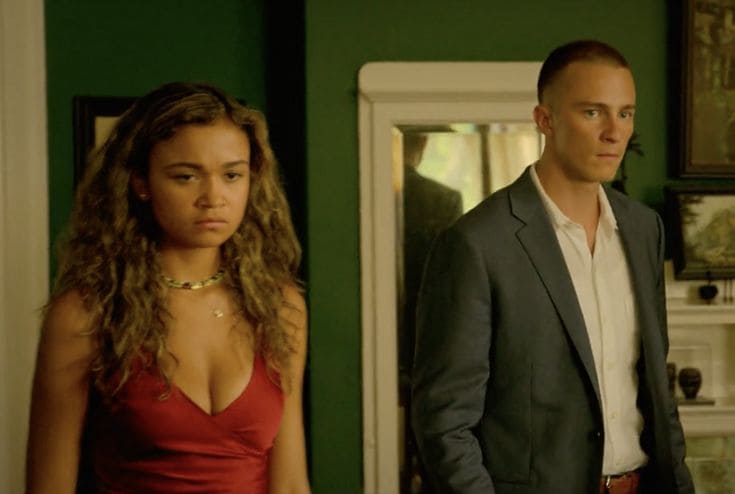 Rafe Cameron e Kiara Carrera em Outer Banks