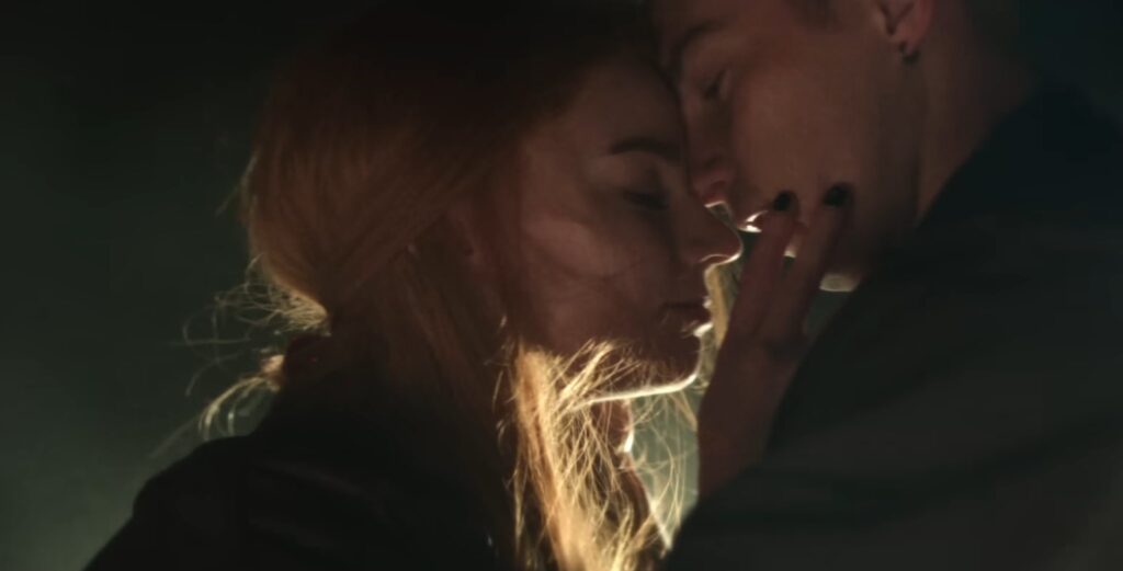 Drew Starkey e Anya Taylor-Joy na série Lucky