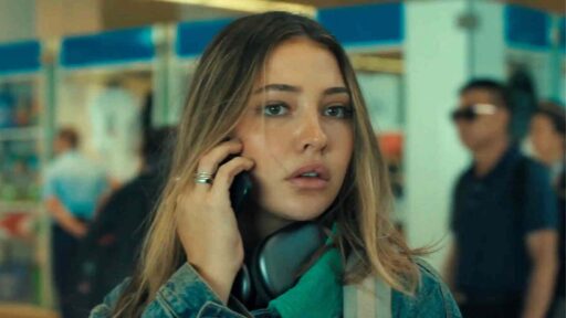 Madelyn Cline no novo filme de comédia The Comeback King, com Glen Powell