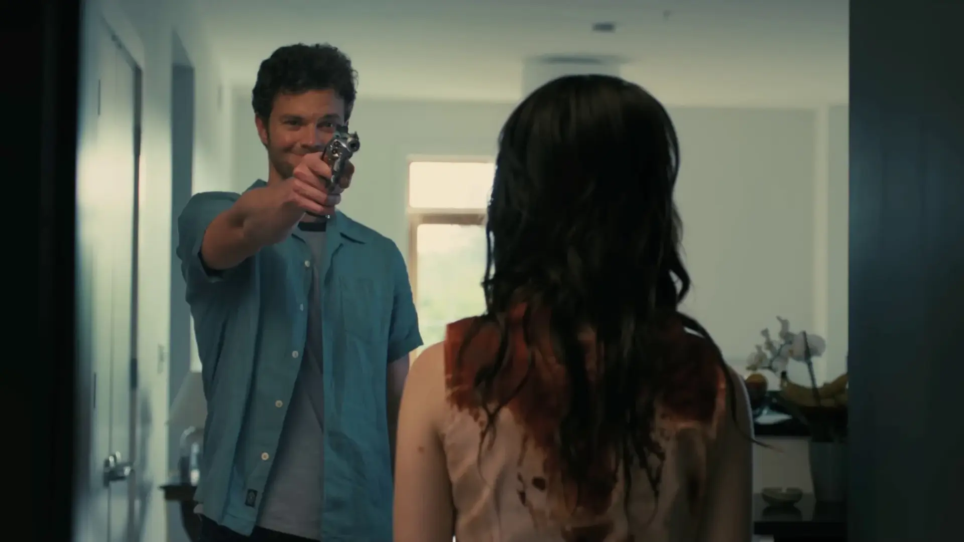 Sophie Thatcher e Jack Quaid em Acompanhante Perfeita
