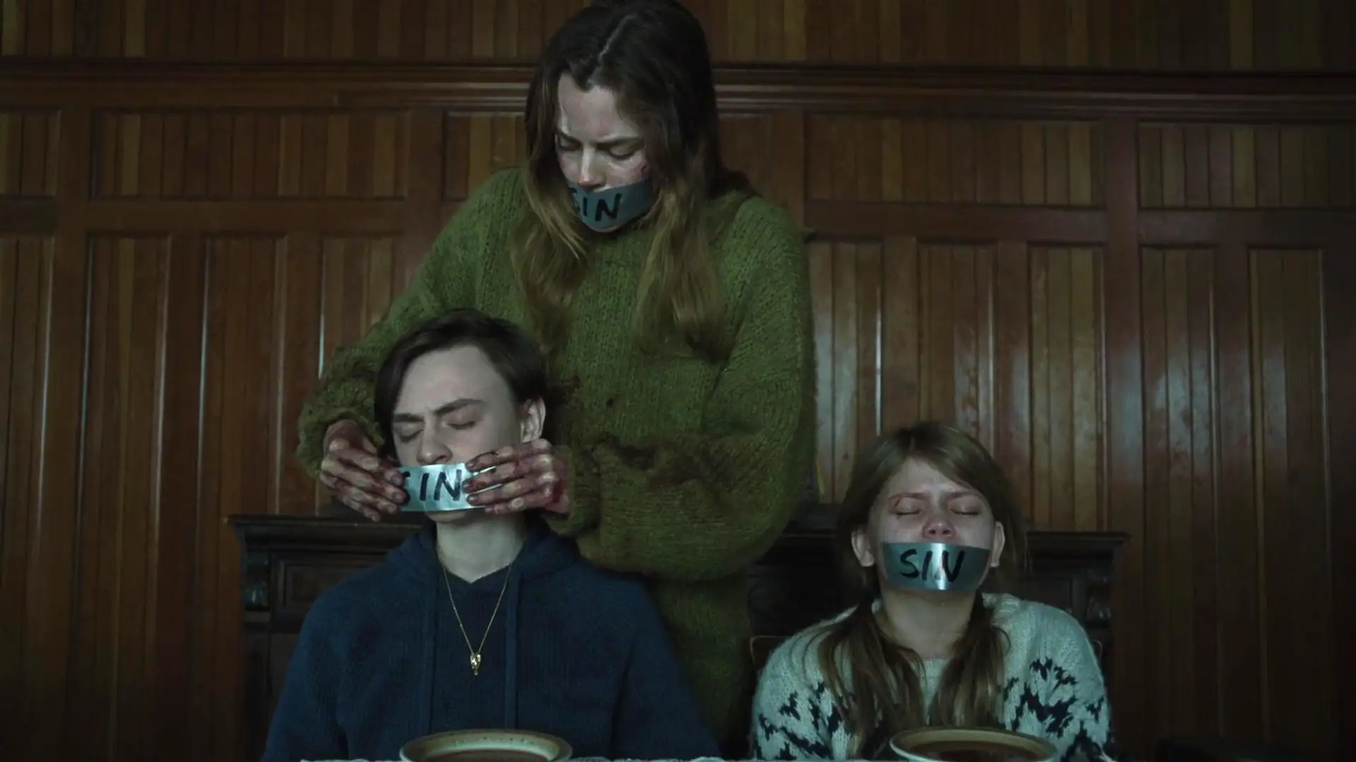Riley Keough no final de O Chalé (2019)