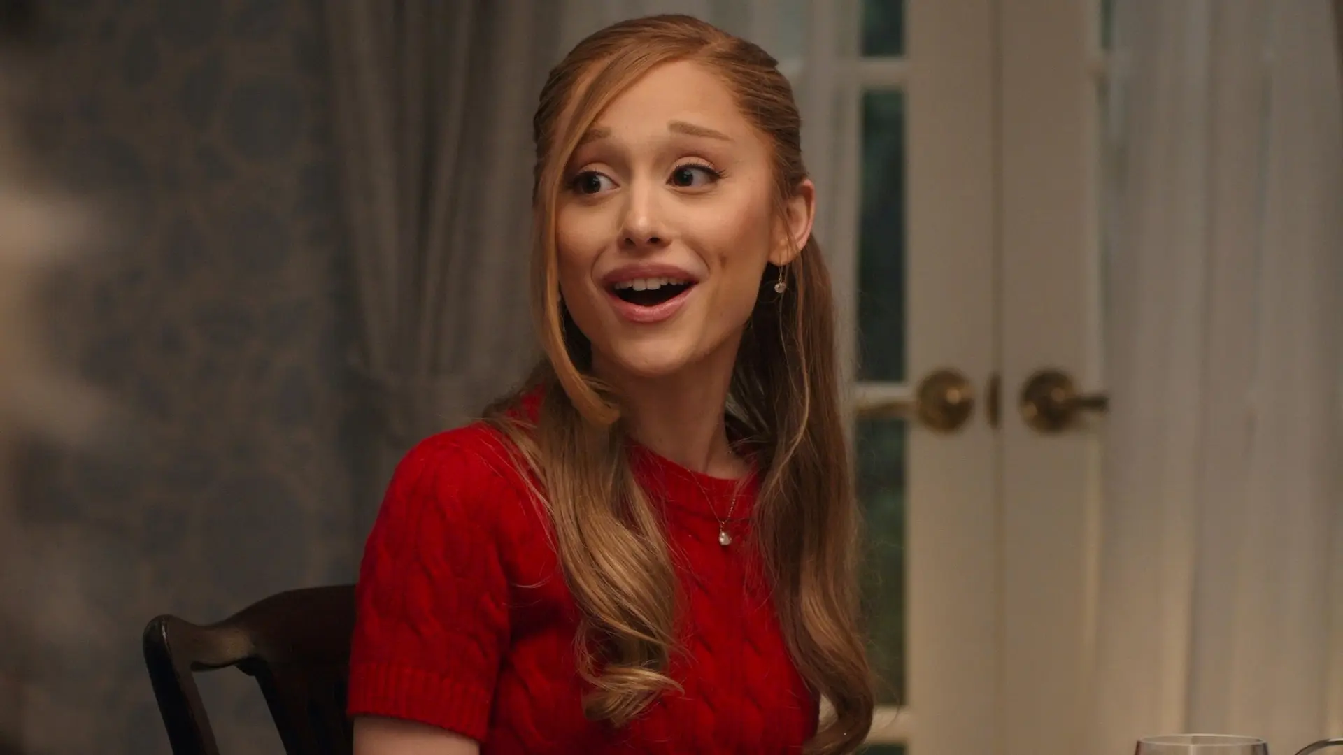 Ariana Grande como Olivia Jones em Entrando Numa Grande Fria, comédia com Ben Stiller