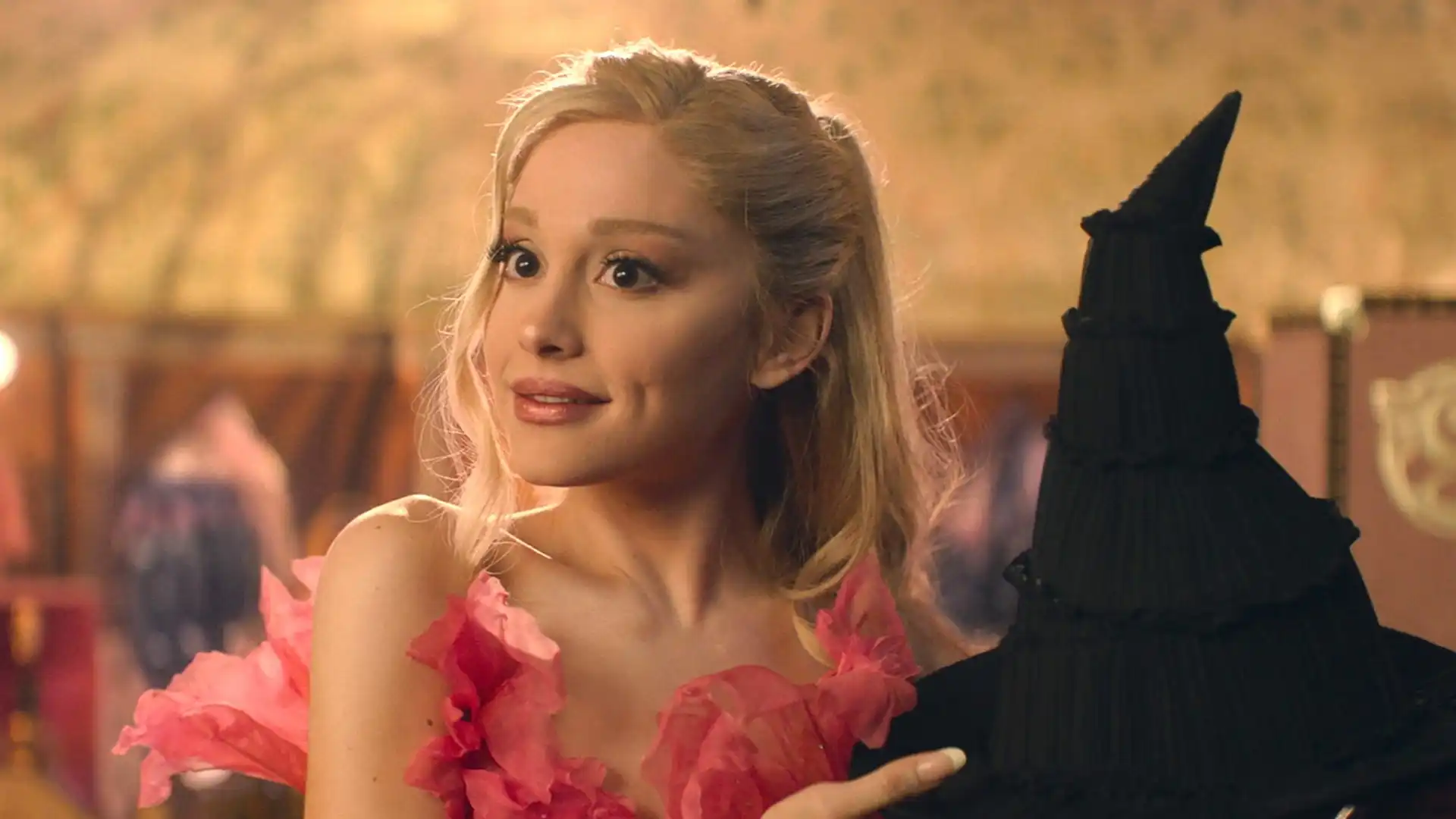 Ariana Grande na capa de Wicked, filme