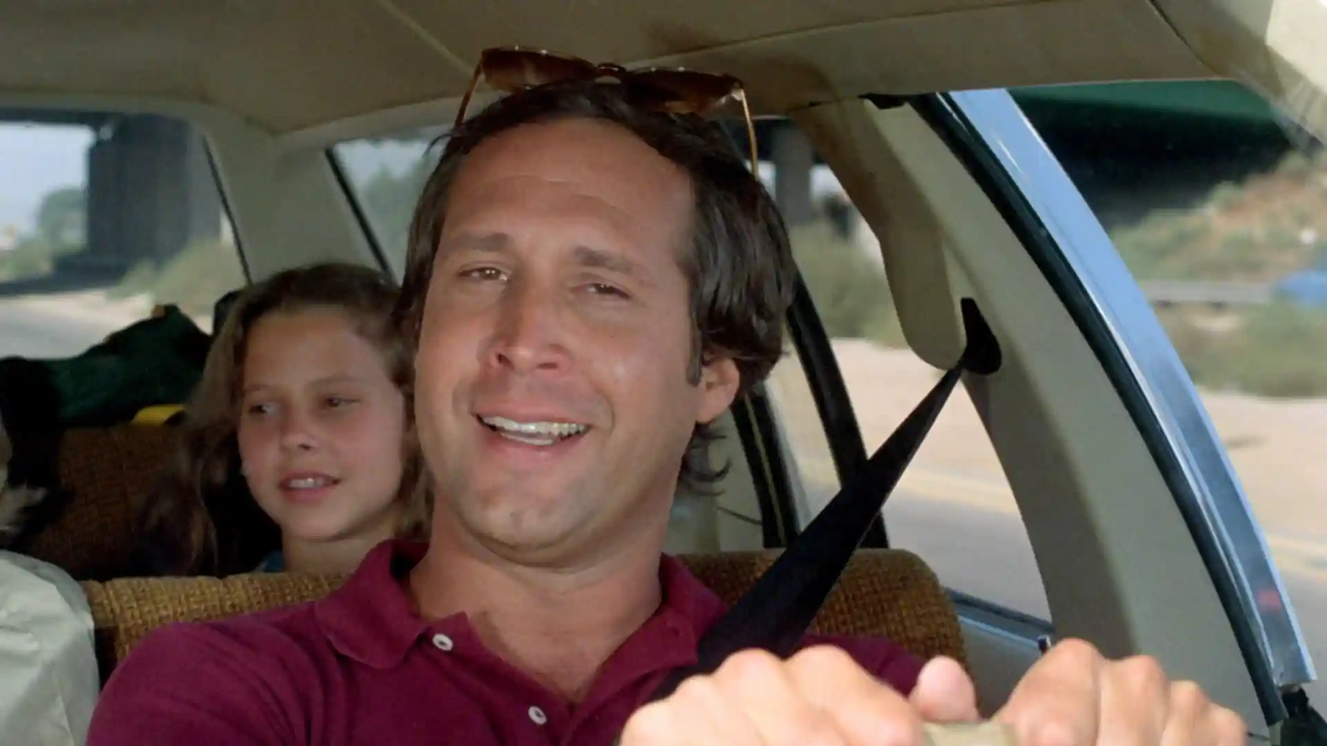 Chevy Chase dirigindo em Férias Frustradas (1983)