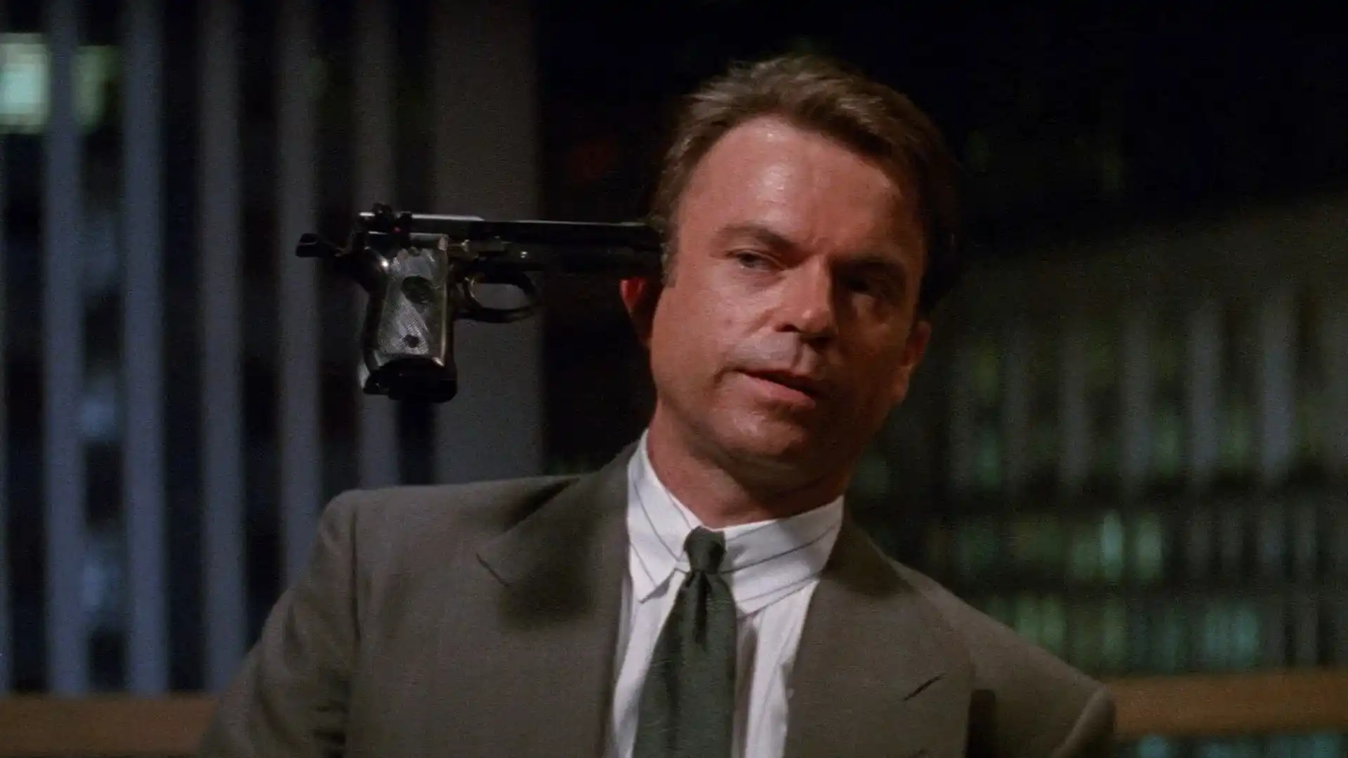 Sam Neill como vilão corporativo em Memórias de um Homem Invisível (1992)