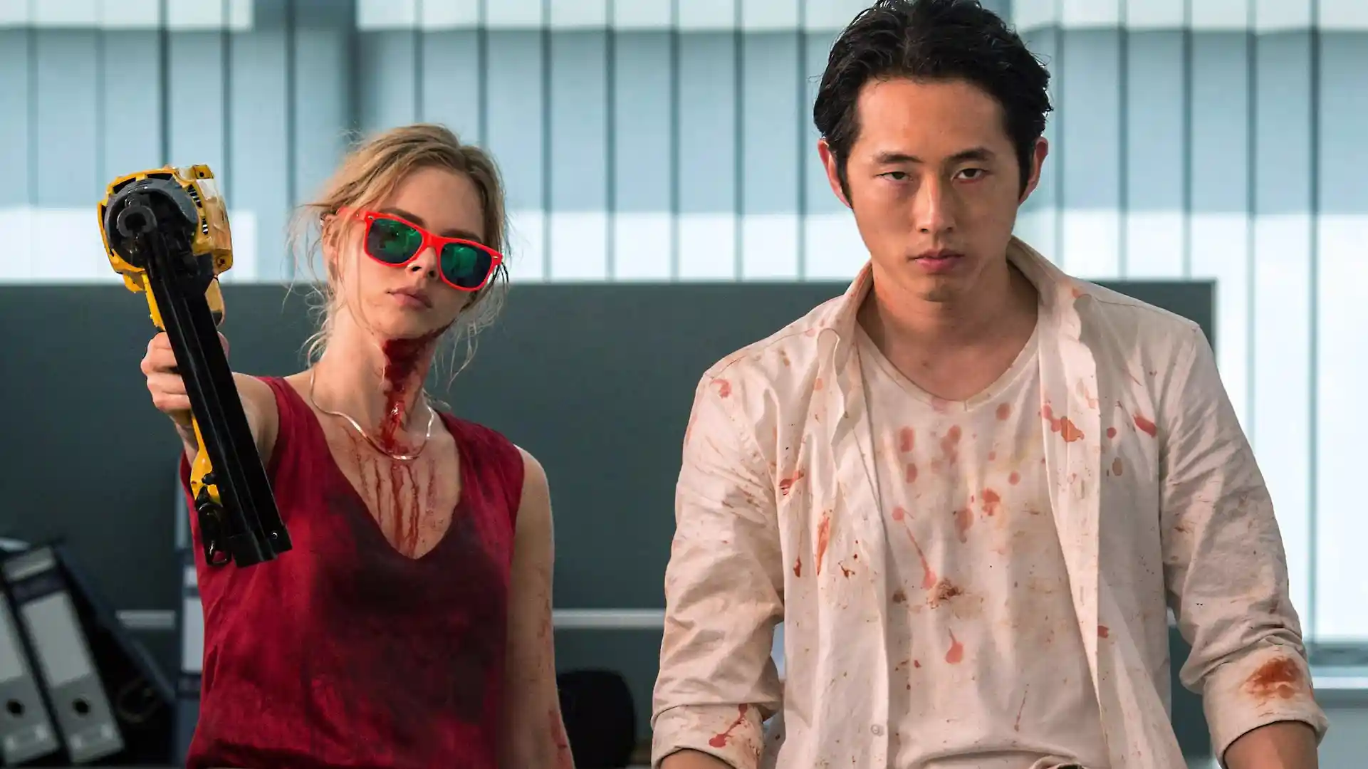 Samara Weaving e Steven Yeun em Um Dia de Caos (Mayhem, 2017)